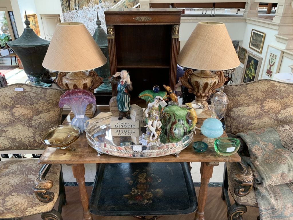 familia-vende-tudo-criado-mudo-loft